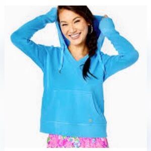 NWOT Lilly Pulitzer Carrie pullover in Bondi blue Medium